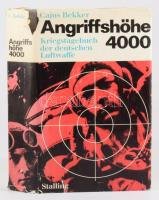 Cajus Bekke: Angriffshöhe 4000. Ein Kriegstagebuch der deutschen Luftwaffe. Oldenburg - Hamburg, 1964., Gerhard Stalling. Német nyelven. Fekete-fehér képanyaggal illusztrált. Kiadói egészvászon-kötés, szakadt kiadói papír védőborítóban.