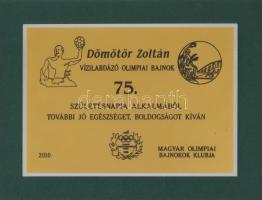 2010 Dömötör Zoltán (1935-2019) olimpiai bajnok vízilabdázó, úszó, edző 75 . Születésnapjára adományozott emlék plakett, a Magyar Olimpiai Bajnokok Klubjától Üvegezett dekoratív keretezéssel Külső méret 35x30 cm
