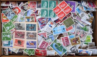 Sok ezer darab bélyeg képes és forgalmi is (közte állat sor) nagy bonbonos dobozban