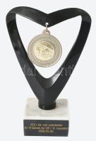 2000 Az Ifjúsági vízilabda bajnok csapat tagjainak a KSI csapat tagjai által aláírt díj. Dömötör Zoltán (1935-2019) olimpiai bajnok vízilabdázó, úszó, edző részére dedikálva Márvány alapon. Varga Dénes, Varga Dániel, Hosnáynszky Róbert, Szívós Márton, Gór Nagy Miklós, stb. 16 cm