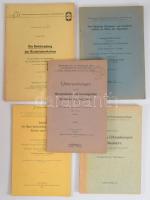 Vegyes, német nyelvű állatorvosi könyvtétel, 5 db:   Friedrich Wilhelm Dolz: Der klinische Nachweis von Traubenzucker im Harn der Haustiere. Giessen, 1910, Otto Kindt, 104+1 p. Német nyelven. Kiadói papírkötés.;  Hermann Cornelius: Untersuchungen über die therapeutischen und toxicologischen Wirkungen des Septoforma. Köln, én., Septoforma-Gesellschaft, 46+2 p. Német nyelven. Kiadói papírkötés, a gerincen kis sérüléssel.;  Konstantin Leiber: Enthält der Harn hochträchtiger Tiere (Kühe) Eiweiss und Zucker? Stuttgart, 1912, Union Deutsche Vlegsgesellschaft, 29+1 p. Német nyelven. Kiadói papírkötés.,  K. Buhl: Die Bekämpfung der Rindertuberkulose. Bonn, 1953, AID, 48 p. Német nyelven. Kiadói papírkötés.;  Willy Schreyer: Der inneren Erkrankungen der Haustiere. Ulm,1948,J. Ebner-Verlag. Német nyelven. Kiadói papírkötés, a címlapon hiánnyal.