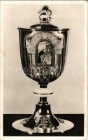 Budapest V. Piarista kápolna áldoztató kelyhe a magyar piaristák 300 éves letelepedésének emlékére. A zománcképen a Kápolna főoltára előtt Szent Pompillus áldoztatja az ifjúságot (gyűrődések / creases)