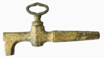 Antik bronz borcsap, patinás, h: 26 cm