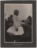 cca 1938 A M. Kir. Honvédség katonája felkap egy kislányt, feltehetőleg a felvidéki bevonuláskor, nagyméretű fotó, albumlapra ragasztva, 23,5x17,5 cm