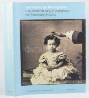 Der Körper der Photographie. Eine Welterzählung in Aufnahmen der Sammlung Herzog. Hrsg.: Dieter Bachmann. Zürich,2005,Limmat Verlag. Német nyelven. Gazdag képanyaggal illusztrált. Kiadói kartonált papírkötés, kiadói papír védőborítóban.