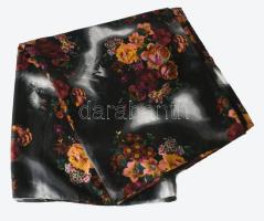 Fekete alapon virágos cső sál, cca 80x90 cm