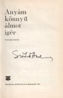 Sütő András:  Anyám könnyű álmot ígér. Naplójegyzetek. (Aláírt.) Bukarest, 1972. Kriterion Könyvkiadó (Întreprinderea Poligrafică Cluj). 234 + [6] p. A címlapon Sütő András saját kezű aláírása. A szerző első, mozaikszerűen felépített, szociografikus ihletésű esszéregénye a huszadik századi erdélyi magyar irodalom meghatározó jelentőségű alkotása. A regény a szerző 1950-es, 1960-as években feljegyzett pusztakamarási emlékein alapul. A mű első kiadása 1970-ben jelent meg, példányunk a harmadik kiadásból származik. Feliratozott kiadói kartonkötésben, enyhén kopott, eredeti védőborítóban. Jó példány.
