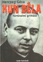 Herczeg Géza:  Kun Béla. Történelmi grimász. Budapest, 2002. Gede Testvérek Bt. (ny.) 200 + [8] p. Herczeg Géza (1888-1954) jogász, újságíró, haditudósító, sajtófőnök. Kun Béla-életrajza sajátos korrajz a korabeli pesti kávéházi életről, a kommunista agitáció mentén megragadható karrierutakról, illetve a Tanácsköztársaság hatalmi viszonyairól és módszereiről. A Tanácsköztársaságról kedvezőtlen képet adó kötet első kiadása először német nyelven jelent meg, 1928-ban, ezt követte a magyar nyelvű kiadás, 1929-ben. A pályakép rákerült az Ideiglenes Nemzeti Kormány által 1945-ben betiltott művek jegyzékére. Fűzve, színes, illusztrált kiadói borítóban.