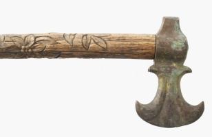 cca 1880 Sétabot, balta véggel, faragott fa, h: 68 cm