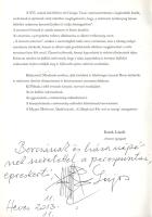 Kő Pál és tanítványainak kiállítása. Heves, 2013. július 15-24. (Kő Pál által dedikált kiállítási katalógus.) Heves, 2013. [Csillagbojtár Kulturális és Oktatási Nonprofit Kft. - Nyomda nélkül.] 29 + [3] p. Egyetlen kiadás. A limitált példányszámban, 50 példányban készült kiállítási katalógus belső borítóján a szervező művész dedikációja: "Borcsának és házanépének szeretettel a perespusztai, epreskerti Kő Pál Lujos. 2013. 11. 11." A hevesi születésű, Kossuth-díjas szobrászművész, egyetemi tanár Kő Pál [Lujos] (1941-2020) szülővárosának határában, Perespusztán alapította művésztelepét. Illusztrált kiállítási katalógusa tanítványainak műveiből válogat, a tanítványok pályaképének rövid ismertetésével. A hátsó borítón a művésztelep alkotóheteiből vett színes fotókollázs. Prov.: Sárdi Gáborné Somogyi Borbála (1945-2018) művészettörténész, angol és magyartanár, a Képző- és Iparművészeti Szakközépiskola pedagógusa, a tantestület örökös tagja. Fűzve, illusztrált kiadói borítóban. Ritka.