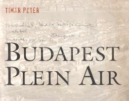 Budapest Plein Air. (Tímár Péter fotóművész légifotó-albuma.) [Dedikált.] Budapest, (1998). (Interart Stúdió Kft. - Folpress Nyomdaipari Kft.) 7 + [1] p. + 48 t. (kétoldalas, ebből 80 színes, 16 egyszínnyomású). Első kiadás. Dedikált: "Borcsának, kedves kolléganőmnek, szeretettel: Tímár Péter. Budapest, 1999. nov. 10." Tímár Péter (sz. 1948) fotográfus, fotóművész, a Képző- és Iparművészeti Szakközépiskola pedagógusa, budapesti főiskolák óraadó tanára. Magyar-angol nyelvű fotóalbuma Budapest egyesítésének 125. évfordulója alkalmából készült. Személyes hangú bevezetője után a fővárosról készített 96 egész oldalas légifelvétel, melyet 300 méter magasból, helikopterről készített. A fotográfus nem elsősorban a turisták szemszögéből készítette felvételeit, a fotóművész figyelmét sokkal inkább az útkereszteződések, hajókikötők, vasúti hidak, parkok és hegyek, strandok, gyógyfürdők és lakótelepek kötik le, mint a város leglátványosabb középületei, és bár a Várról, a Vörösmarty, Petőfi és Kálvin térről, az Operaházról és a Zeneakadémiáról készültek fotók, a város szövete és urbanisztikai szerkezete sokkal jobban érdekli a fotóst, mint a puszta gyönyörködtetés: ebben a szellemben a Kodály köröndről, a józsefvárosi Rezső és Nagyvárad térről, az újpesti kikötőről és a Sas-hegyről készült felvétel. A címlapon halvány foltosság és hullámosság. Prov.: Sárdi Gáborné Somogyi Borbála (1945-2018) művészettörténész, angol és magyartanár, a Képző- és Iparművészeti Szakközépiskola pedagógusa, a tantestület örökös tagja. Fűzve, színes, illusztrált, enyhén sérült kiadói borítóban. Jó példány.