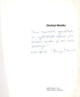 Dévényi Monika festőművész kiállítása a Stúdió Galériában. Budapest, 1989. február 1-26. (Dedikált.) Budapest, 1989. Stúdió Galéria (Offset és Játékkártya Nyomda). 47 + [1] p. Egyetlen kiadás. Dedikált: "Forró szeretettel gondolok az együtt töltött időkre, és kívánok minden jót, ami csak lehetséges! Dévényi Monika. 2000. ápr. 2." Dévényi Monika (sz. 1962) festőművész, üveg- és gobelinművész. Főként vegyes technikával dolgozik, művei az absztrakt és figurális művészet határmezsgyéit kutatják. Magyar, német, angol, francia méltatás után képmelléklet a 13. oldaltól. Fűzve, színes, illusztrált kiadói borítóban.