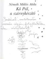 Németh Miklós Attila: Kő Pál, a szárnykészítő. [Interjúkötet és képzőművészeti album.] (Kő Pál rajzos dedikációjával.) Budapest, 2006. Masszi Kiadó (Alföldi Nyomda Rt., Debrecen). 136 p. Egyetlen kiadás. Virágmotívummal és csillag-esővel illusztrált, rajzos dedikáció: "Borikának, emlékezetes szervezése idején, felejthetetlen esten... ránk esteledett. Öleléssel: Lujos. 2009. 12. 10." Kő Pál [Lujos] (1941-2020) Kossuth-díjas szobrászművész, művészpedagógus, a Képzőművészeti Főiskolán Somogyi József tanítványa volt, később maga is tanított az intézményben, illetve hevesi szülővárosa határában, Perespusztán művésztelepet alapított és vezetett. Kötetünk első része illusztrációkkal kísért életműinterjú, amely a pálya kihívásaira és fordulataira koncentrál, illetve nevezetesebb szobrai keletkezésével és kritikájával kapcsolatos anekdotákat oszt meg. A világi és szakrális témák, a komolyság és kaján jókedv irányába egyaránt tájékozódó művész kompozícióiból emlékezetes válogatás az 59. oldaltól. (Teremtők. 1. kötet.) Prov.: Sárdi Gáborné Somogyi Borbála (1945-2018) művészettörténész, angol és magyartanár, a Képző- és Iparművészeti Szakközépiskola pedagógusa, a tantestület örökös tagja. Színes, illusztrált kiadói kartonkötésben.
