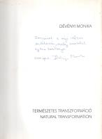 Dévényi Monika:  Természetes transzformáció - Natural Transformation. [Képzőművészeti album.] (Dedikált.) Dedikált: "Borcsának a régi időkre emlékezvén, meleg szeretettel egykori tanítványa, Dévényi Monika. 2000. ápr. 2." (Budapest, 1999). (Szerző - Timp Kft.) [32] p. Egyetlen kiadás. Dévényi Monika (sz. 1962) festőművész, üveg- és gobelinművész. Főként vegyes technikával dolgozik, művei az absztrakt és figurális művészet határmezsgyéit kutatják. Prov.: Sárdi Gáborné Somogyi Borbála (1945-2018) művészettörténész, angol és magyartanár, a Képző- és Iparművészeti Szakközépiskola pedagógusa, Dévényi Monika festőművész egykori oktatója. Fűzve, színes, illusztrált, kissé elszíneződött, enyhén foltos kiadói borítóban.