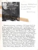 Reich Károly kiállítása a Miskolci Városi Könyvtár József Attila Könyvtárában 1971. november 5. - 1971. december 5. között. (Dedikált.) Miskolc, 1971. Miskolci Városi Könyvtár - Borsodi Nyomda. Egyetlen lap, négyrét hajtogatva. Dedikált: "Somogyi Jóskáéknak őszinte barátsággal és szeretettel: Reich Károly". Kiállítási képjegyzékünk Reich Károly hat grafikájának, valamint kézírásos életrajzi vázlatának reprodukcióját hordozza. Az egyhónapos tárlaton könyvillusztrációk és tusrajzok szerepeltek. Hajtogatott brosúránk előoldalán sérülés és javítás. Prov.: Somogyi József (1916-1993) Kossuth- és Munkácsy-díjas szobrászművész, a Képzőművészeti Főiskola tanára, 1974-től rektora; köztéri szobrai közül közismert a dunaújvárosi Öntelt mackó (1950) és Martinász (1960), illetve Szigetváron Zrínyi Miklós lovasszobra (1968). Az előoldali javítást leszámítva jó állapotú lap, hajtogatva.
