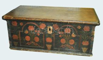 Tulipános láda. Palócföld, cca 1880, festett fenyőfa, restaurálva, zárszerkezete kiszerelve benne van, 90x49x38 cm /// KIZÁRÓLAG SZEMÉLYES ÁTVÉTEL, NEM POSTÁZZUK! / ONLY PERSONAL COLLECTION AT OUR OFFICE!