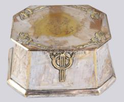 Szecessziós ezüstözött alpakka díszdoboz, monogramos díszítéssel, kopással, 15x12x8 cm