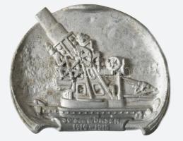 1915 I. világháborús emléktál, 30 és feles mozsár (Škoda 30.5 cm Mörser M. 11) domborműves ábrázolásával, fém, jelzett (System Škodawerke A.G. Pilsen), 15x19 cm