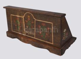 1940 Datált, festett könyvtartó, könyvolvasó, kissé laza résszel, 27x13 cm