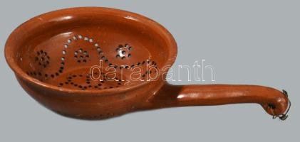 Tésztaszűrő. 20. sz. első fele, magyar, kis mázhibával, h: 34 cm