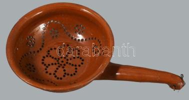 Tésztaszűrő. 20. sz. első fele, magyar, kis mázhibával, h: 34 cm