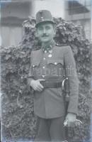 cca 1940 Magyar katonatiszt (főtörzsőrmester) bevonulási (Felvidéki/Erdélyi/Délvidéki) Emlékéremmel, üvegnegatív, 15x10 cm