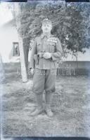 cca 1940 Magyar katonatiszt (őrmester) kitüntetéssorral, kezében távcsővel, üvegnegatív, 15x10 cm
