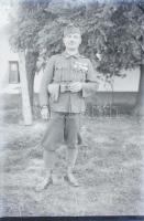 cca 1940 Magyar katonatiszt (tizedes) kitüntetéssorral, kezében távcsővel, üvegnegatív, 15x10 cm