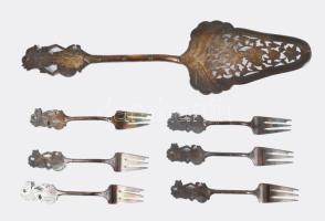 Ezüstözött wayang figurás díszítésű süteményes készlet, díszdobozban.