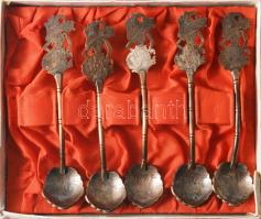 Ezüstözött wayang figurás díszítésű 5 darabos kanál készlet, díszdobozban.