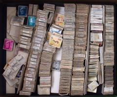 Kb 35-40.000 db vegyes külföldi bélyeg tízesekben, kötegekben 4 db lapos dobozban. Szép régi gyűjtés, jobbakkal.