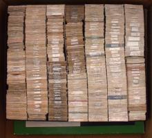 Kb 35-40.000 db vegyes külföldi bélyeg tízesekben, kötegekben 4 db lapos dobozban. Szép régi gyűjtés...
