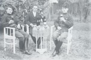 cca 1940 Fiatal magyar katonák civil ruhás barátaikkal + italozás, 2 db üvegnegatív, 15x10 cm