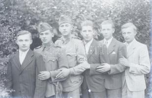 cca 1940 Fiatal magyar katonák civil ruhás barátaikkal + italozás, 2 db üvegnegatív, 15x10 cm