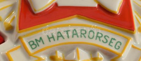 Hollóházi porcelán BM Határőrség plakett. Kézzel festett, jelzett, hibátlan, 16x16 cm, dobozában