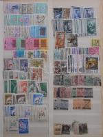 Vegyes külföldi bélyegek 2 db A4-es berakóban, kb 10-12.000 db bélyeg