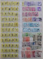 Vegyes külföldi bélyegek 2 db A4-es berakóban, kb 10-12.000 db bélyeg
