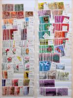 Vegyes külföldi bélyegek 2 db A4-es rendező berakóban, kb 13-15.000 db bélyeg