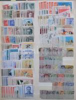Vegyes külföldi bélyegek 2 db A4-es rendező berakóban, kb 13-15.000 db bélyeg