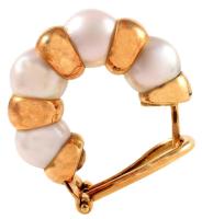 Fülbevaló pár, 18k arany (Au) , gyöngyökkel ékítve, Jelzett, magyar fémjellel. 11,66 g d: 24 mm