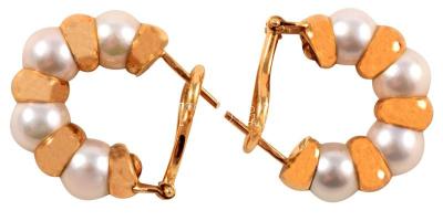 Fülbevaló pár, 18k arany (Au) , gyöngyökkel ékítve, Jelzett, magyar fémjellel. 11,66 g d: 24 mm