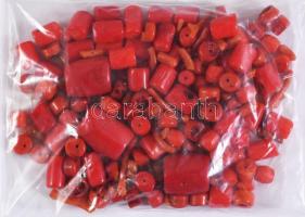 Csiszolt korall gyöngy tétel, közte nagy szemekkel, 85g