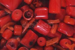 Csiszolt korall gyöngy tétel, közte nagy szemekkel, 85g