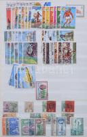 Összeállítás vegyes modern és régi külföldi bélyegekből postatisztákkal, sorokkal A4-es berakóban