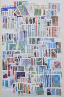 Összeállítás vegyes modern és régi külföldi bélyegekből postatisztákkal, sorokkal A4-es berakóban