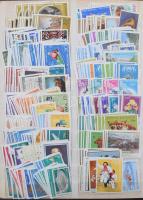 Románia több példányos készlet, kb 6-8.000 db bélyeg nagy berakóban