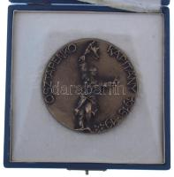 Zala Tibor (1920-2004) 1960-1980 k. "Osztapenko kapitány 1918-1944 / XI. kerület fejlesztéséért" kétoldalas, öntött bronz emlékérem, hátoldalon Váci Mihály "Még nem elég" című versének részletével, eredeti tokban (82mm) T:AU