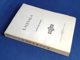 Kalevala. A finnek nemzeti hőskölteménye. A finn eredetiből fordította és a summázó versikéket írta Vikár Béla. Akseli Gallen-Kallela finn festőművész grafikáival. Budapest, 1935. (La Fontaine Irodalmi Társaság - Kapisztrán-nyomda, Vác). [8] + 333 + [1] p. Gazdagon illusztrált, bibliofil Kalevala-kiadásunk az eredeti mű megjelenésének századik évfordulójára jelent meg. A szerkesztők Akseli Gallen-Kallela (1865-1931) finn festőművész elemi erejű, expresszionista fametszeteit használták fel. Vikár Béla műfordítása, az első, valóban finnből készített műfordítás először 1909-ban jelent meg, kevésbé díszes kivitelben. Kiadásunkból 300 számozott példány jelent meg, példányunk számozási rovata kitöltetlen. Az első nyomtatott oldalon régi tulajdonosi bejegyzés. Poss.: Prov.: Somogyi József (1916-1993) Kossuth- és Munkácsy-díjas szobrászművész, a Képzőművészeti Főiskola tanára, 1974-től rektora; köztéri szobrai közül közismert a dunaújvárosi Öntelt mackó (1950) és Martinász (1960), illetve Szigetváron Zrínyi Miklós lovasszobra (1968). Fűzve, illusztrált kiadói borítóban. Jó példány.