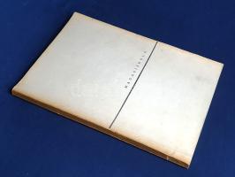 Magasiskola. Technikai forgatókönyv Mészöly Miklós kisregényéből. Írta Gaál István, dialógus: Mészöly Miklós, dramaturg: Karall Luca. [Budapest], 1969. IV. Játékfilmstúdió (Tempo Sokszorosító). [2] p. + VI + [3]-155 levél. Egyetlen kiadás. Összesen 110 példányban készült technikai forgatókönyv Gaál István "Magasiskola" című filmjéhez. Az 1970-ben bemutatott, szűkszavú kamaradráma a Jancsó Miklós és Gaál István rendezők nevével fémjelzett politikai parabolák számát gyarapítja, a Cannes-i Filmfesztiválon a zsűri különdíját nyerte el. Fűzve, enyhén sérült kiadói borítóban. Jó példány.