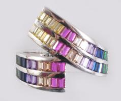 Ezüst (Ag) gyűrű, csiszolt színes kő berakásokkal, m.53, bruttó 3,6g